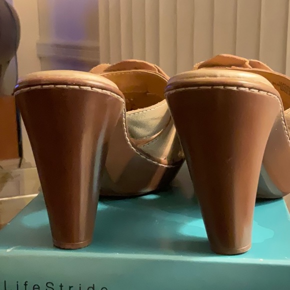 Tan Leather Sandals by Born Concepts, size 9 M. - Picture 3 of 3